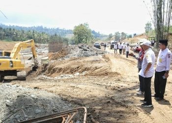 Bupati Pohuwato, Saipul Mbuinga, meninjau langsung pembangunan bendungan di Kecamatan Taluditi, Rabu (18/10/2023). (F Humas Pemda Pohuwato)