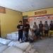 Tiga warga Minsel (jongkok) saat diamankan di Polsek Popayato Bara bersama barang bukti berupa 125 karung cap tikus.(istimewa)