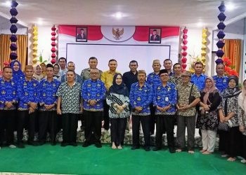 Fory Naway bersama pengurus PGRI Kabupaten Gorontalo usai kegiatan Konkercab, Selasa (17/10/2023).