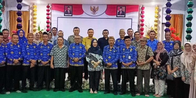 Fory Naway bersama pengurus PGRI Kabupaten Gorontalo usai kegiatan Konkercab, Selasa (17/10/2023).