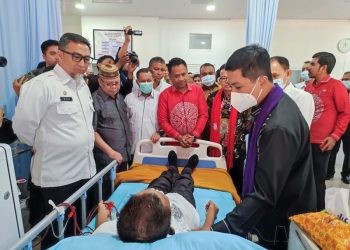 Wakil Menteri Kesehatan Dante Saksono Harbuwono didampingi Penjabat Sekretaris Daerah Provinsi Gorontalo Budiyanto Sidiki usai meresmikan unit layanan Hemodialisa di Rumah Sakit Hasri Ainun Habibie Gorontalo, Senin (23/10/2023).(F. Humasprov)