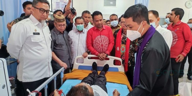 Wakil Menteri Kesehatan Dante Saksono Harbuwono didampingi Penjabat Sekretaris Daerah Provinsi Gorontalo Budiyanto Sidiki usai meresmikan unit layanan Hemodialisa di Rumah Sakit Hasri Ainun Habibie Gorontalo, Senin (23/10/2023).(F. Humasprov)