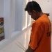 Tersangka ADE tertunduk lesu pada saat konferensi pers di Polresta Gorontalo Kota, Selasa (17/10/2023). (F. Putra/gopos)