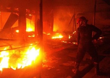 Kebakaran di tempat usaha depan Kampus 2 IAIN Sultan Amai Gorontalo.(F. Abin/gopos)