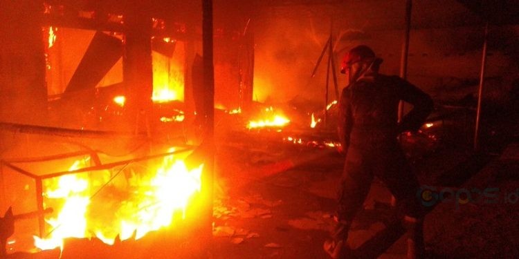 Kebakaran di tempat usaha depan Kampus 2 IAIN Sultan Amai Gorontalo.(F. Abin/gopos)