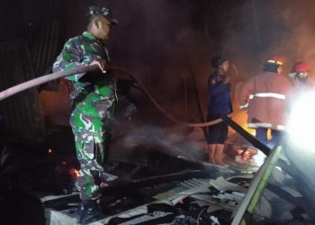 Kebakaran dua rumah di Desa Isimu Raya, Kecamatan Tibawa, Kabupaten Gorontalo, Rabu (11/10/2023) malam.