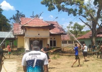 Sejumlah anggota Brigif 22/Otamanasa saat memadamkan api di bekas rumah dinas kepala Puskesmas Anggrek, Selasa (24/10/2023).