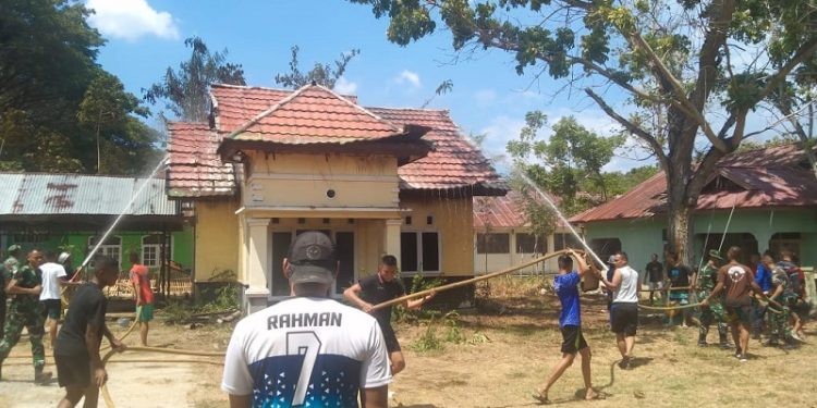 Sejumlah anggota Brigif 22/Otamanasa saat memadamkan api di bekas rumah dinas kepala Puskesmas Anggrek, Selasa (24/10/2023).