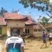 Sejumlah anggota Brigif 22/Otamanasa saat memadamkan api di bekas rumah dinas kepala Puskesmas Anggrek, Selasa (24/10/2023).