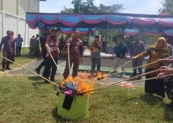 Pemusnahan barang bukti oleh Kejari Pohuwato, Kamis (19/10/2023).