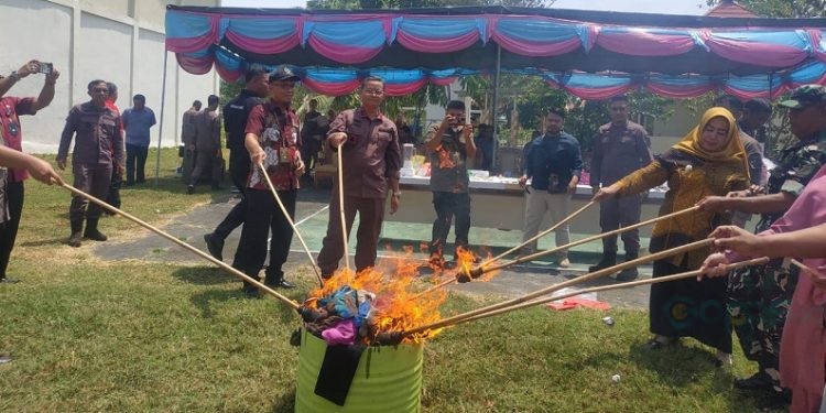 Kejari Pohuwato Musnahkan Ratusan Barang Bukti Tindak Pidana