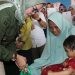 Wabup Merlan saat menyerahkan bantuan kepada balita stunting pada kegiatan Audit Kasus Stunting di Desa Motilango, Tilongkabila, Kamis (12/10/2023). (Foto Yudi)