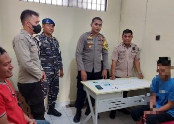 Kapolsek KPG Ipda Reza Reyzaldy bersama anggotanya usai menangkap AB (21) warga Sulteng yang kedapatan membawa obat psikotropika.
