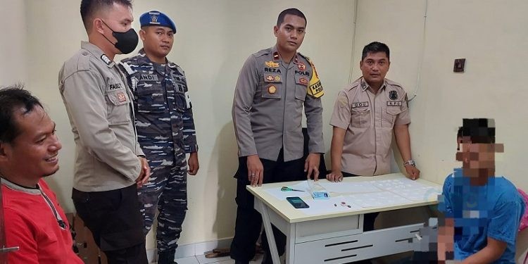 Kapolsek KPG Ipda Reza Reyzaldy bersama anggotanya usai menangkap AB (21) warga Sulteng yang kedapatan membawa obat psikotropika.