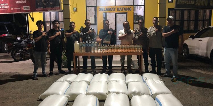 Jajaran Polsek Atinggola saat memperlihatkan barang bukti ratusan liter cap tikus.