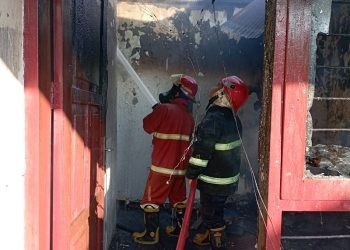 Petugas Damkar Gorontalo saat melakukan pendinginan di rumah dinas dokter RS Otanaha Kota Gorontalo, Senin (23/10/2023).(istimewa)