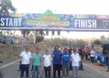 Bupati Gorontalo Nelson Pomalingo saat menutup kejurnas motoprix di sirkuit Sang Profesor, Ahad (16/10/23) sore.
