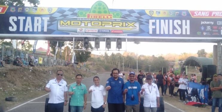 Bupati Gorontalo Nelson Pomalingo saat menutup kejurnas motoprix di sirkuit Sang Profesor, Ahad (16/10/23) sore.