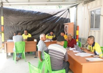 Pemberian tali asih bagi penambang yang ada di wilayah konsesi pertambangan PT Puncak Emas Tani Sejahtera (PETS) dan PT Gorontalo Sejahtera Mining (GSM), Sabtu (21/10/2023). (Istimewa)