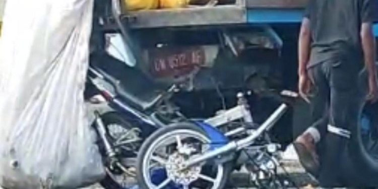 Tampak sepeda motor korban ringsek usai menabrak truk sampah di jalan Madura, Kota Gorontalo. (istimewa)