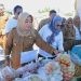 Wakil Bupati Pohuwato Suharsi Igirisa memantau Pasar Murah yang di laksanakan di Pelataran Pohon Cinta Pohuwato, Senin (16/10/2023). (F Humas Pemda Pohuwato)