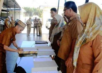 Pembacaan Ikrar dipimpin langsung Kepala Dinas Kesehatan Provinsi Gorontalo, Anang S. Otoluwa, Senin (06/11/2023) di halaman kantor Dinas Kesehatan.