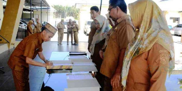 Pembacaan Ikrar dipimpin langsung Kepala Dinas Kesehatan Provinsi Gorontalo, Anang S. Otoluwa, Senin (06/11/2023) di halaman kantor Dinas Kesehatan.
