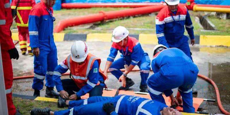 PT Pertamina Patra Niaga Fuel Terminal Gorontalo bersama Kepolisian, TNI, Pemadam Kebakaran dan masyarakat Kelurahan Tenda, Kota Gorontalo melaksanakan simulasi penanggulangan keadaan darurat level 0 di Kantor Fuel Terminal Gorontalo pada Jumat (10/11).