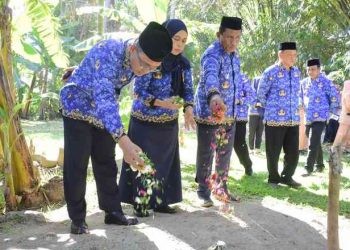 Sekertaris Daerah Kota Gorontalo, Ismail Madjid berserta jajaran Pemkot (Pemerintah Kota) Gorontalo melaksanakan ziarah dan tabur bunga