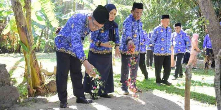 Sekertaris Daerah Kota Gorontalo, Ismail Madjid berserta jajaran Pemkot (Pemerintah Kota) Gorontalo melaksanakan ziarah dan tabur bunga