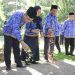 Sekertaris Daerah Kota Gorontalo, Ismail Madjid berserta jajaran Pemkot (Pemerintah Kota) Gorontalo melaksanakan ziarah dan tabur bunga