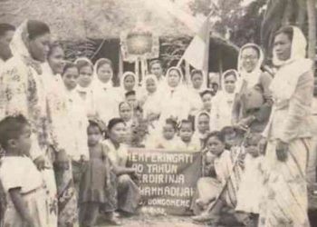 foto ibu-ibu pengurus Aisyiah Bongomeme saat Milad Muhammadiyah ke 40 (tahun 1952).