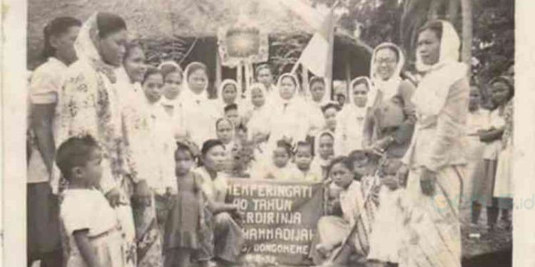 foto ibu-ibu pengurus Aisyiah Bongomeme saat Milad Muhammadiyah ke 40 (tahun 1952).