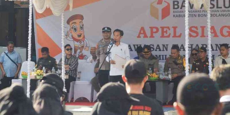 Ketua Bawaslu Bone Bolango, Sofyan Djama, menegaskan seluruh petugasnya siap mengawal pemilu di 2024 saat apel siaga di Halaman Kantor Bawaslu Bone Bolango, Selasa (21/11/2023).