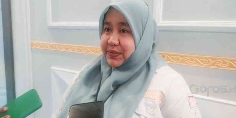 Ketua KPU Bone Bolango, Sutenti Lamuhu saat diwawancarai awak media.