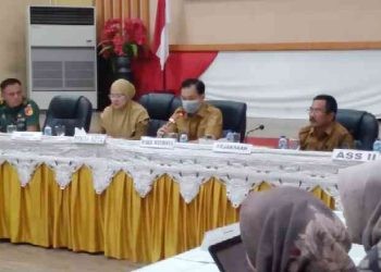 Zoom Rakor Pengendalian Inflasi dirangkaikan dengan Rakor TPID Terkait Evaluasi Perkembangan Inflasi dan Menjaga Ketersediaan dan Kestabilan Harga Kebutuhan Pokok Mnjelang Hari Besar Keagamaan Nasional (HBKN) dan Tahun Baru 2024, di BLY Kota Gorontalo, Senin 27/11/2023.