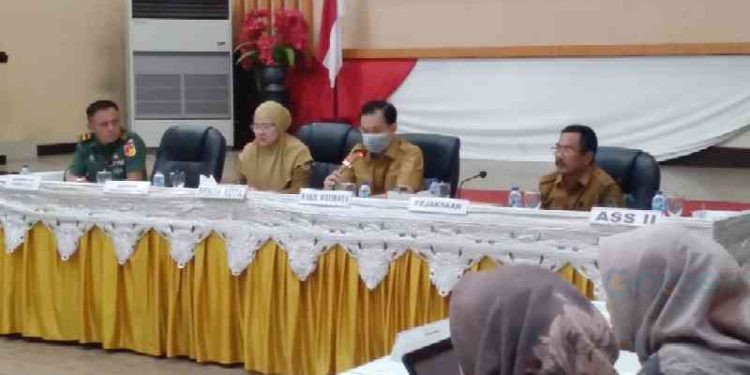 Zoom Rakor Pengendalian Inflasi dirangkaikan dengan Rakor TPID Terkait Evaluasi Perkembangan Inflasi dan Menjaga Ketersediaan dan Kestabilan Harga Kebutuhan Pokok Mnjelang Hari Besar Keagamaan Nasional (HBKN) dan Tahun Baru 2024, di BLY Kota Gorontalo, Senin 27/11/2023.