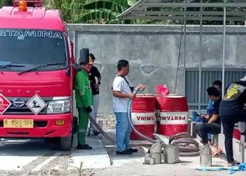 Pendistribusian BBM Satu Harga di Paguyaman Pantai.