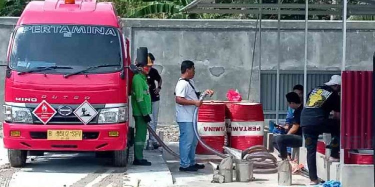 Pendistribusian BBM Satu Harga di Paguyaman Pantai.