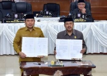 Penjagub Gorontalo Ismail Pakaya dan Ketua DPRD Provinsi Gorontalo Paris Jusuf usai penandatanganan Ranperda APBD 2024 pada rapat paripurna istimewa, Senin (20/11/2023).(F. Humasprov)