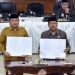 Penjagub Gorontalo Ismail Pakaya dan Ketua DPRD Provinsi Gorontalo Paris Jusuf usai penandatanganan Ranperda APBD 2024 pada rapat paripurna istimewa, Senin (20/11/2023).(F. Humasprov)