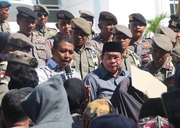 Anggota Komisi I DPRD Provinsi Gorontalo, Yuriko Kamaru dan Adhan Dambea, menerima massa aksi masyarakat Bulango Utara terkait pembayaran lahan Waduk Bulango Ulu.(Hengki/Deprov Gorontalo)
