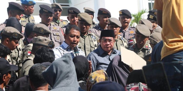 Anggota Komisi I DPRD Provinsi Gorontalo, Yuriko Kamaru dan Adhan Dambea, menerima massa aksi masyarakat Bulango Utara terkait pembayaran lahan Waduk Bulango Ulu.(Hengki/Deprov Gorontalo)