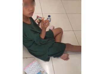 Cuplikan video seorang bocah SD yang menemani orang tuanya di balik jeruji besi.