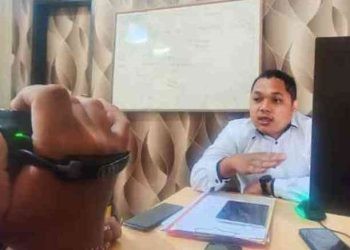 Kasat Reskrim Polres Bone Bolango AKP Muhammad Arianto diwawancarai di ruang kerjanya. Senin (27/11/2023). (Putra/Gopos)