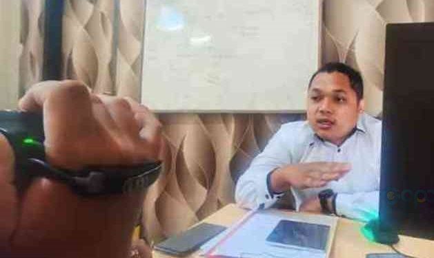 Kasat Reskrim Polres Bone Bolango AKP Muhammad Arianto diwawancarai di ruang kerjanya. Senin (27/11/2023). (Putra/Gopos)