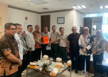 Penjabat Wali Kota Kotamobagu Asripan Nani bersama rombongan saat menyerahkan proposal bantuan peralatan dan logistik ke BNPB.