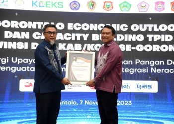 Pj Sekda Provinsi Gorontalo Budiyanto Sidiki menyerahkan piagam penghargaan kepada Kepala Perwakilan Bank Indonesia Provinsi Gorontalo Dian Nugraha pada kegiatan Gorontalo Economic Outlook dan Capacity Building TPID di Kantor Perwakilan BI Gorontalo, Selasa (7/11/2023). (F Haris/humasprov)