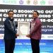 Pj Sekda Provinsi Gorontalo Budiyanto Sidiki menyerahkan piagam penghargaan kepada Kepala Perwakilan Bank Indonesia Provinsi Gorontalo Dian Nugraha pada kegiatan Gorontalo Economic Outlook dan Capacity Building TPID di Kantor Perwakilan BI Gorontalo, Selasa (7/11/2023). (F Haris/humasprov)