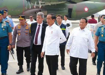 Presiden Joko Widodo meninjau pemberangkatan bantuan kemanusiaan ke Gaza di Bandara Halim Perdanakusuma, Jakarta